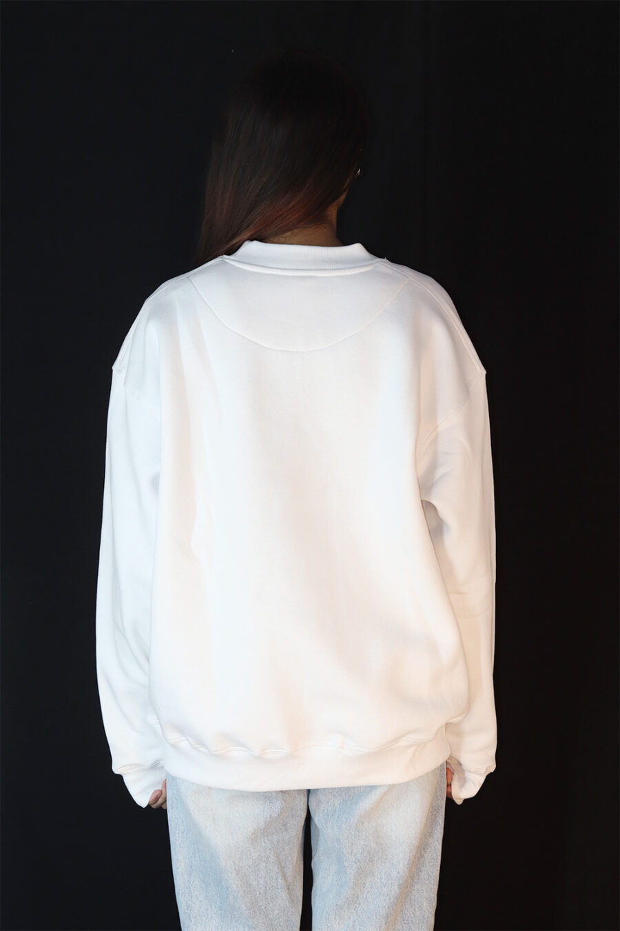 Unisex oversized white sweatshirt, perfect for casual wear, suitable for both men and women, stylish and versatile.