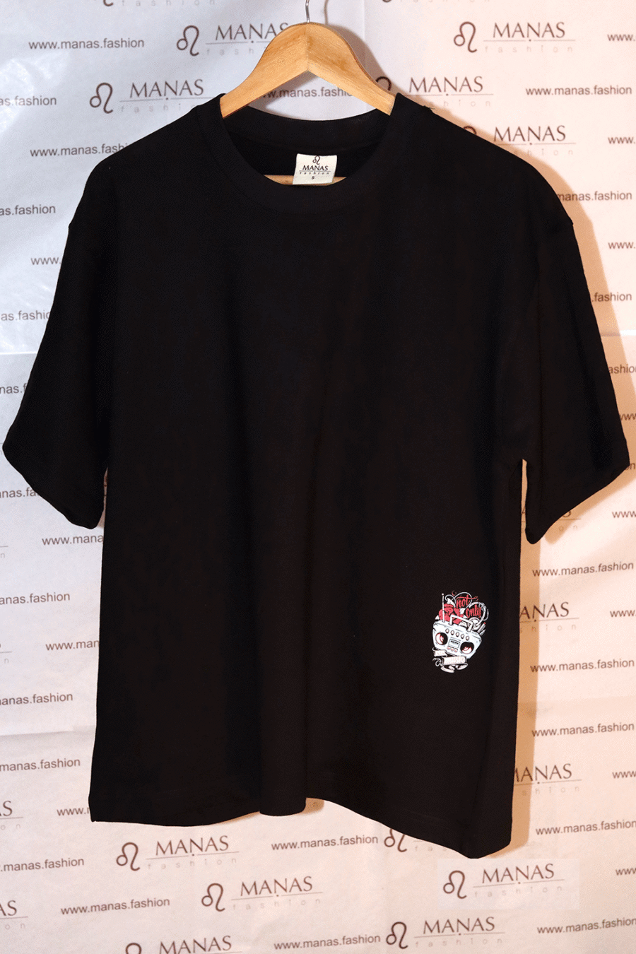 Black oversized t-shirt with retro boombox and rose design for music lovers – Manas.Fashion streetwear