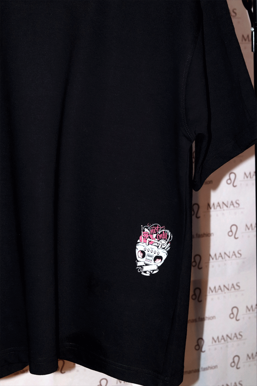 Black oversized t-shirt with retro boombox and rose design for music lovers – Manas.Fashion streetwear
