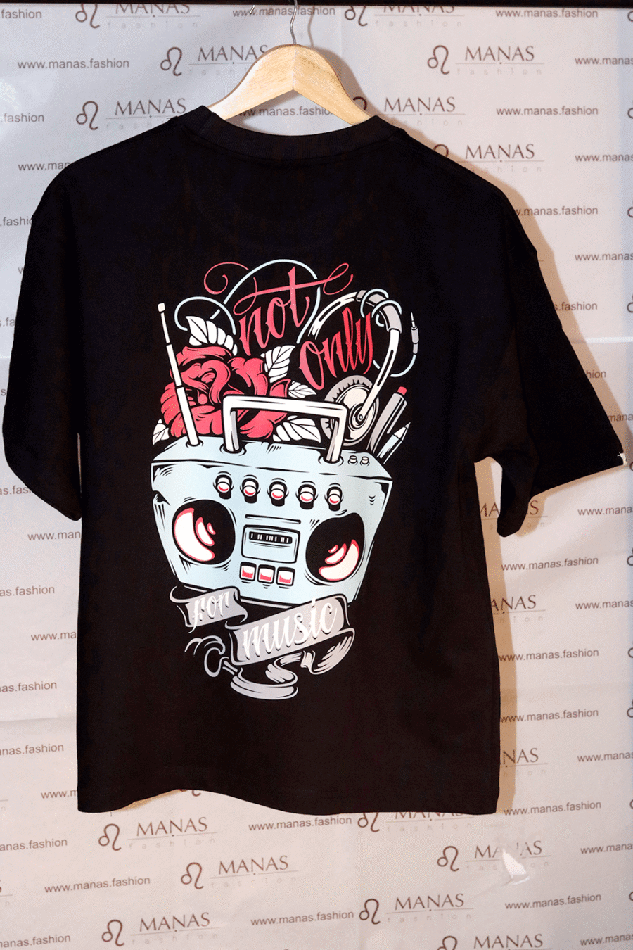 Black oversized t-shirt with retro boombox and rose design for music lovers – Manas.Fashion streetwear